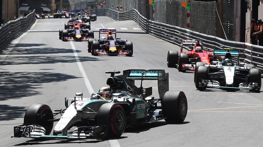 Lewis Hamilton (li.) behauptet beim Rennstart seine Führung vor Nico Rosberg und Sebastian Vettel.