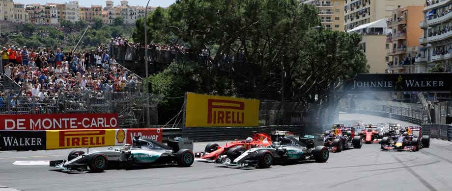 Sebastian Vettel (in rot links) ist nah dran an Rosberg (daneben). Doch er kann ihn nicht überholen.