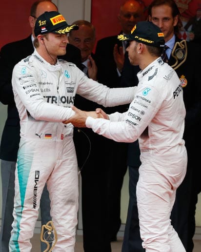 Aber Rosberg (li.) weiß, dass er Glück hatte. Hamilton gratuliert fair.
