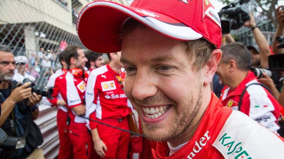 Vettel freut sich über seinen zweiten Platz.