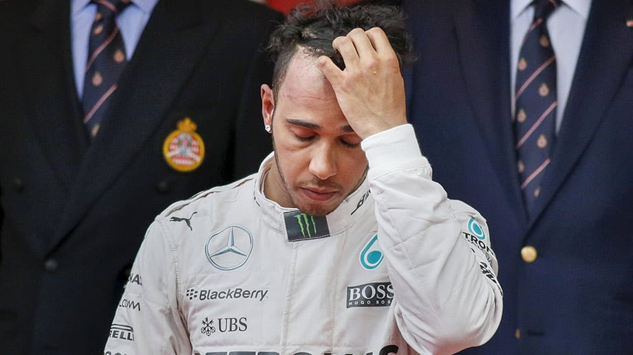 Hamilton ist total bedient. Sein eigenes Team hat ihm den Sieg vermasselt.
