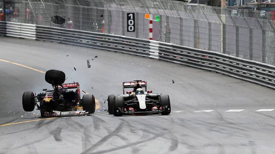 Im Duell mit Romain Grosjean (re.) fährt Max Verstappen auf den Lotus auf und fliegt spektakulär ab.