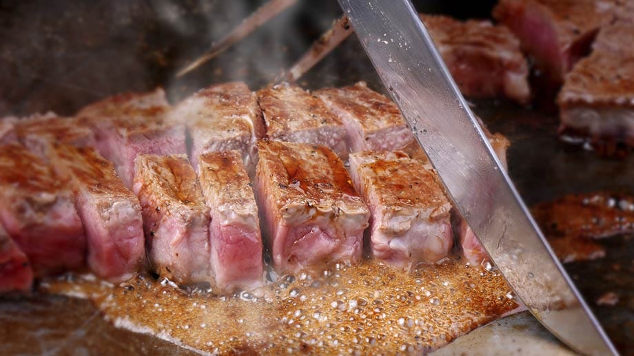 Auch das japanische Kobe-Rind lässt sich auf dem Grill nur mit viel Erfahrung zubereiten. Am besten klappt es wie beim Wagyu – im Ofen bei Niedrigtemperatur angaren, dann ganz kurz auf den Rost legen.