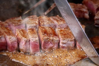 Auch das japanische Kobe-Rind lässt sich auf dem Grill nur mit viel Erfahrung zubereiten. Am besten klappt es wie beim Wagyu – im Ofen bei Niedrigtemperatur angaren, dann ganz kurz auf den Rost legen.