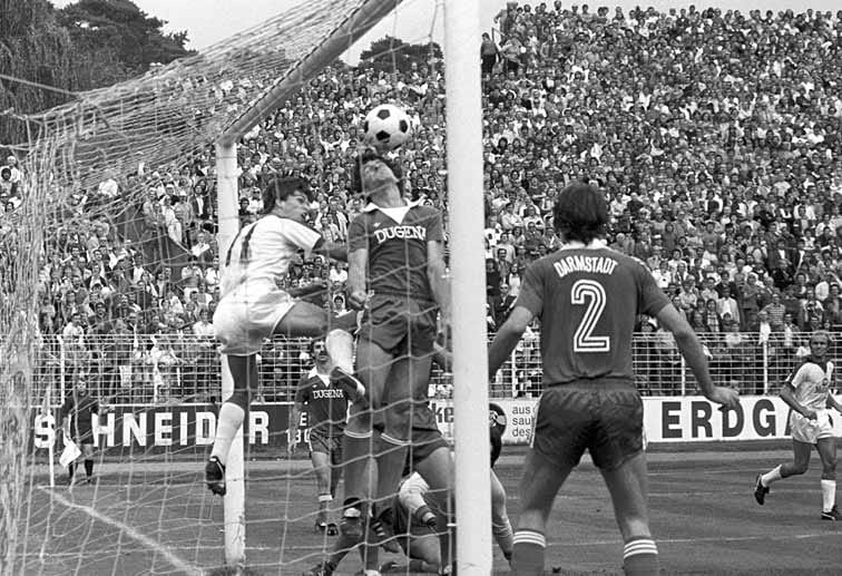 Die Premiere: Am 11. August 1978 war es so weit. Am Böllenfalltor wurde das erste Bundesliga-Spiel seiner Geschichte ausgetragen. Der SV 98 traf dabei auf Hertha BSC. Auf Treffer warteten die 25.000 Zuschauer vergeblich - die Partie endete 0:0.