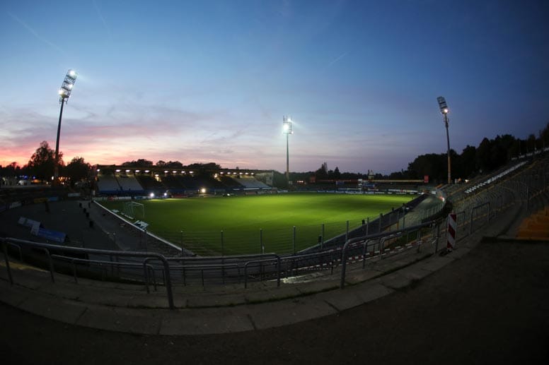 Flutlichtatmosphäre: Das Darmstädter Böllenfalltor-Stadion bietet auch im Dunkeln etwas für Fußball-Romantiker.