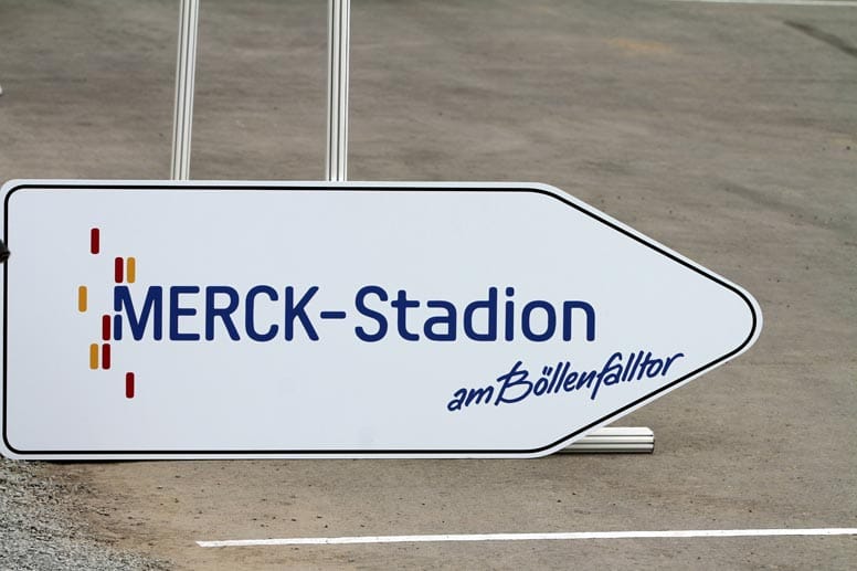 Namenszuwachs: Seit Juli 2014 heißt die Arena offiziell Merck-Stadion am Böllenfalltor. Für die Rechte zahlt der ortsansässige Chemieriese bis 2019 jährlich 300.000 Euro.