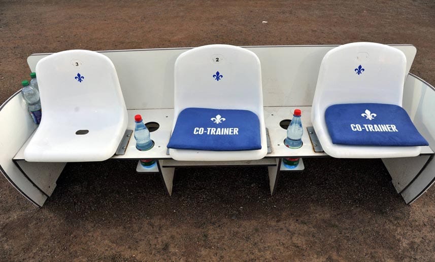 Trainerbank: In Darmstadt gibt es genaue Anweisungen, wer wo zu sitzen hat. Trainer Dirk Schuster braucht wohl kein Kissen - er steht sowieso immer.