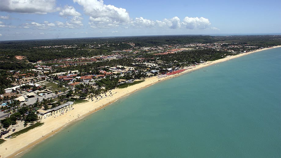 Das Campo Bahia liegt an der Küste der Gemeinde Santa Cruz Cabrália, rund 30 Kilometer nördlich des Badeorts Porto Seguro im brasilianischen Bundesstaat Bahia an der Ostküste Brasiliens.