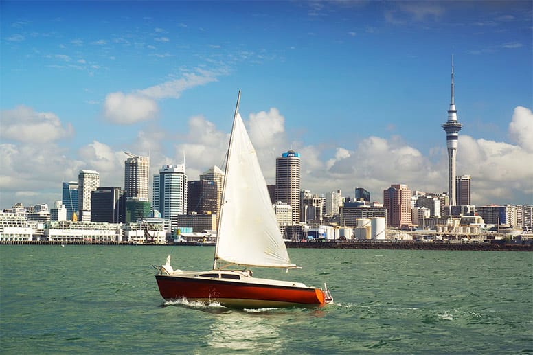 Auckland ist als "City of Sails" bekannt - ein mehr als gelungener Spitzname. In keiner anderen Stadt weltweit gibt es mehr Motor- oder Segelschiffe pro Einwohner.
