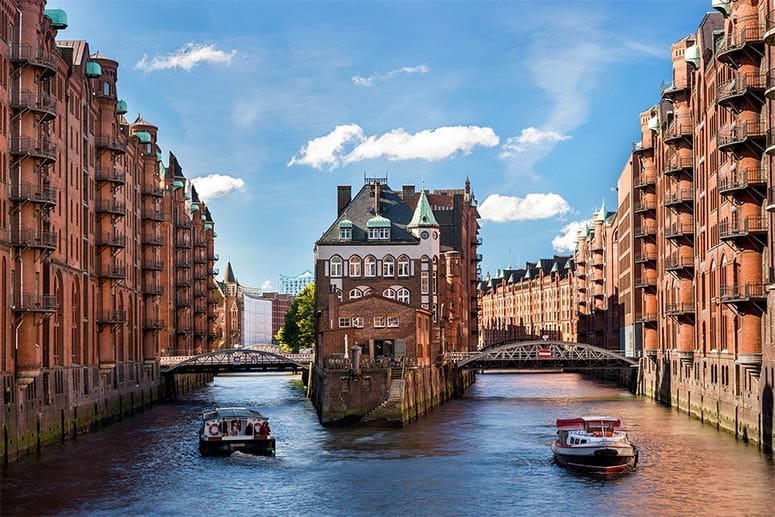 Hamburg ist europaweit die Stadt mit den meisten Brücken - es sind rund 2500 an der Zahl. In diesem Punkt hat sogar das für seine Wasserläufe bekannte Venedig keine Chance gegen die deutsche Hansestadt im hohen Norden.