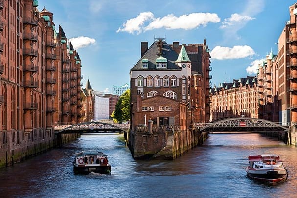 Hamburg ist europaweit die Stadt mit den meisten Brücken - es sind rund 2500 an der Zahl. In diesem Punkt hat sogar das für seine Wasserläufe bekannte Venedig keine Chance gegen die deutsche Hansestadt im hohen Norden.