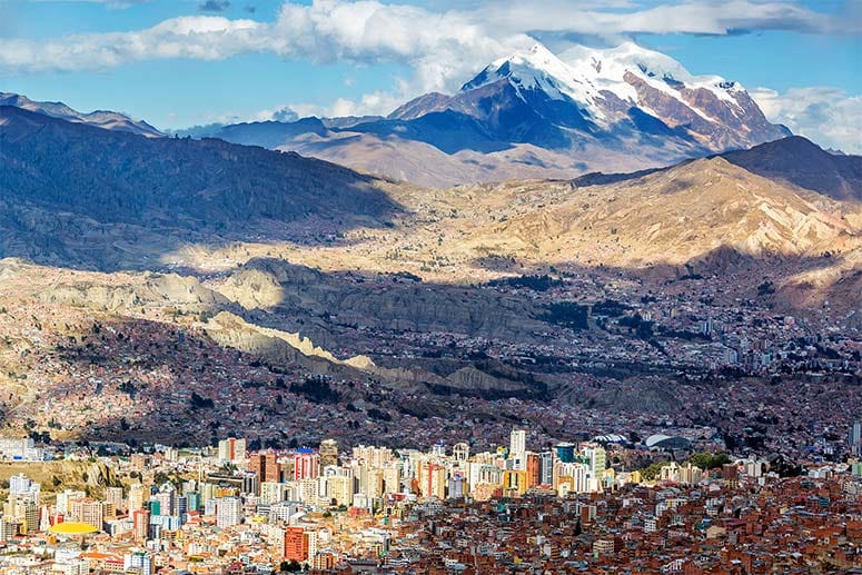 Von oben herab regieren? Für La Paz ist das wörtlich zu nehmen. Mit einer Höhe von rund 3600 Metern über dem Meeresspiegel ist diese Stadt der höchst gelegene Regierungssitz der Welt.