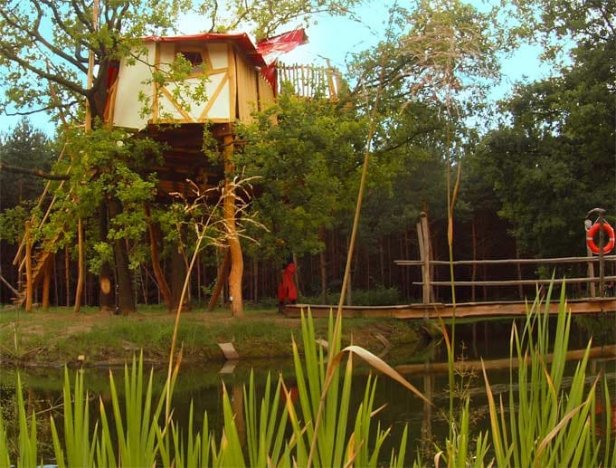 Die Baumhäuser auf der Kulturinsel Einsiedel sehen leicht märchenhaft aus - hier sollen sich vor allem Kinder wohlfühlen.
