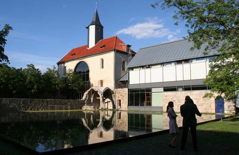Dies ist das Kloster Volkenroda. Es liegt im Postleitzahlenbereich 99998.