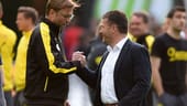 Freundliche Begrüßung vor dem Showdown: BVB-Trainer Jürgen Klopp (li.), der zum letzten Mal auf der Borussen-Bank sitzen wird, begrüßt Wolfsburgs Coach Dieter Hecking.