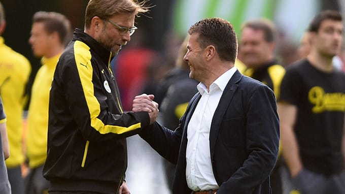 Freundliche Begrüßung vor dem Showdown: BVB-Trainer Jürgen Klopp (li.), der zum letzten Mal auf der Borussen-Bank sitzen wird, begrüßt Wolfsburgs Coach Dieter Hecking.