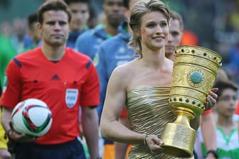Es ist angerichtet: Im Berliner Olympiastadion treffen im DFB-Pokalfinale Borussia Dortmund und der VfL Wolfsburg aufeinander. Degenfechterin Britta Heidemann trägt den Pott ins Stadion.