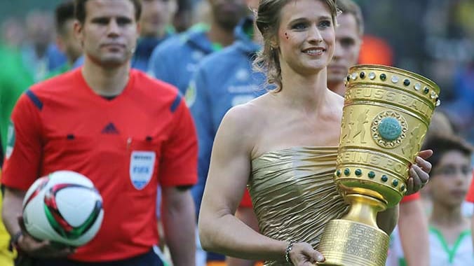 Es ist angerichtet: Im Berliner Olympiastadion treffen im DFB-Pokalfinale Borussia Dortmund und der VfL Wolfsburg aufeinander. Degenfechterin Britta Heidemann trägt den Pott ins Stadion.