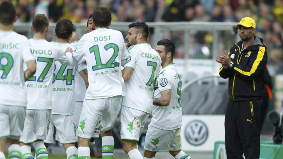 2014/2015: VfL Wolfsburg - Borussia Dortmund 3:1 Bei Jürgen Klopps (re.) Abschiedsspiel muss der scheidende BVB-Coach dem VfL Wolfsburg zum Sieg gratulieren. Die Wölfe drehen nach einem 0:1-Rückstand die Partie und sichern sich zum ersten Mal den DFB-Pokal.