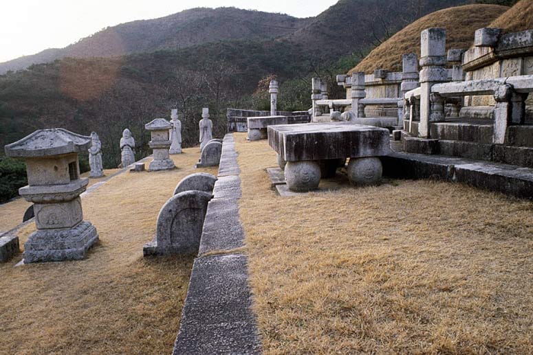 Auch die Königsgräber von Käsong werden gerne besucht.