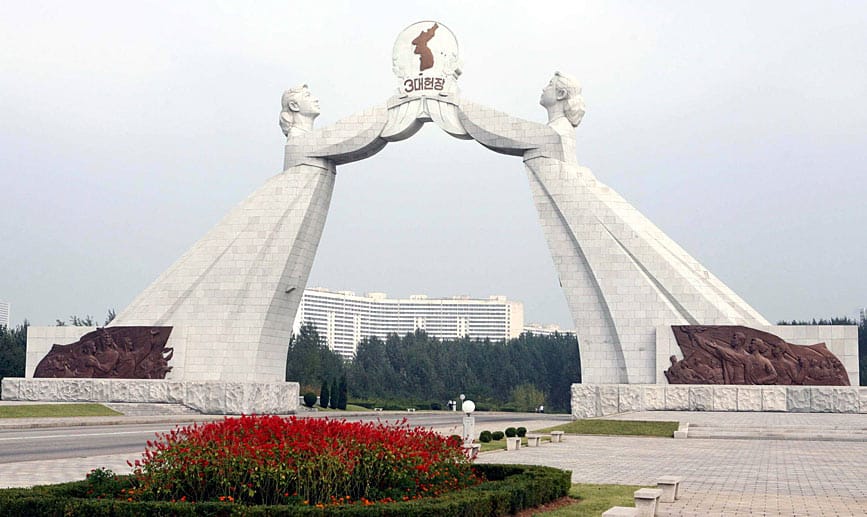 Dies ist das "Denkmal für die Wiedervereinigung" in der Hauptstadt Pjöngjang.