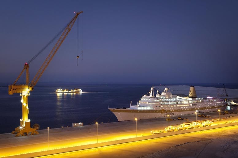 Auch die Geschichte dieses Schiffes ist ein wenig verzwickt. Als Kungsholm gebaut, fuhr sie unter den Namen Sea Princess, Victoria und Mona Lisa. Als Victoria lag sie dann schließlich ab 2010 wieder als Hotelschiff im Oman vor Anker - bis heute.