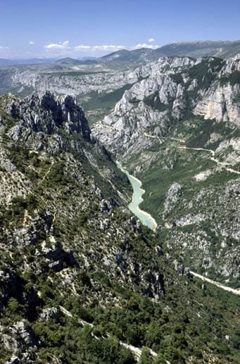 Der Alpenfluss gräbt sich 50 Kilometer nördlich von Nizza durch die Berge.