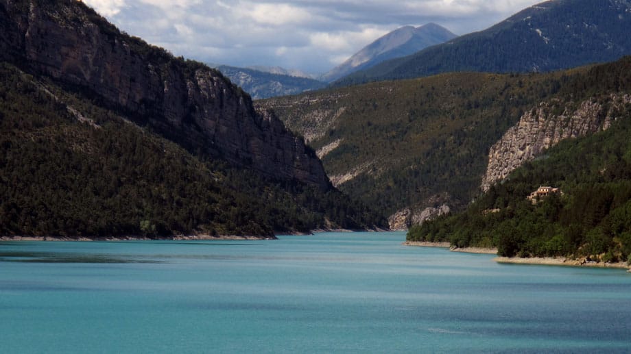 Zum Bezwingen des Verdon waren fünf Staudämme nötig: Der Lac de Castillon gehört zu den schönsten der künstlichen Wasserspeicher.