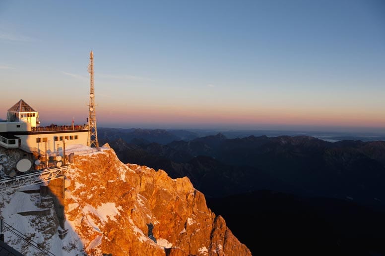 Der Sonnenaufgang auf der Zugspitze ist ein besonderes Naturschauspiel. Auch 2015 können ihn Urlauber erleben.