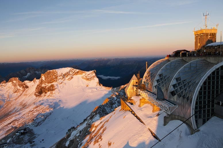 An zwölf Terminen bringen die Tiroler Zugspitzbahnen Gäste schon während der Dämmerung auf den Gipfel.