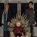 "Game of Thrones": Der eiserne Thron sieht mit Orson als König auch aus Pappe gut aus.