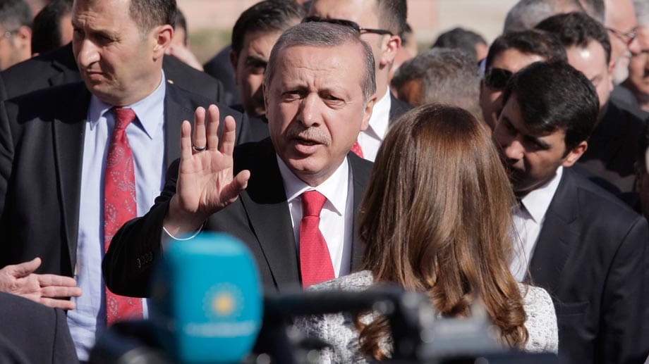Recep Tayyip Erdogan: Von 2003 bis 2014 Ministerpräsident der Türkei. Seit 2014 Staatspräsident. Das reicht noch nicht. Er will die absolute Macht und fordert eine Präsidialrepublik - natürlich mit ihm als Präsidenten. Recep Tayyip Erdogan: Von 2003 bis 2014 Ministerpräsident der Türkei. Seit 2014 Staatspräsident. Das reicht noch nicht. Er will die absolute Macht und fordert eine Präsidialrepublik - natürlich mit ihm als Präsidenten.