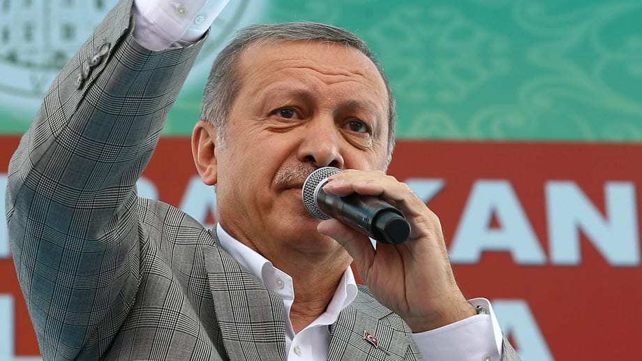 Laut türkischer Verfassung ist der Staatspräsident zur Neutralität verpflichtet. Das interessiert Erdogan aber nicht. Im Wahlkampf kämpft er ganz offen für seine islamisch-konservative AKP. Laut türkischer Verfassung ist der Staatspräsident zur Neutralität verpflichtet. Das interessiert Erdogan aber nicht. Im Wahlkampf kämpft er ganz offen für seine islamisch-konservative AKP.