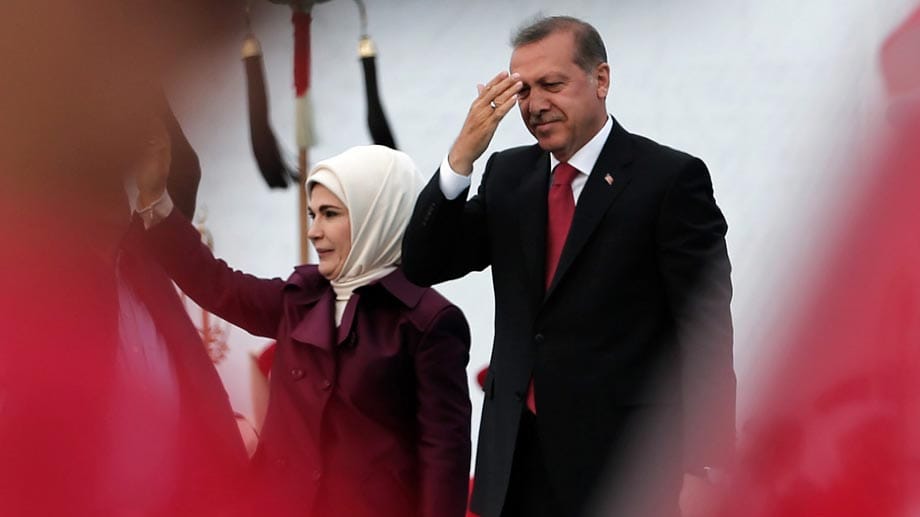 Erdogan überlässt nichts dem Zufall. Seine Auftritte sind professionell organisiert. Ob Fahrradrennen im Westen der Türkei, Eröffnung einer Zementfabrik im Osten des Landes, Pferdezuchtzentrum in Zentralanatolien. Der Staatspräsident ist überall. Erdogan überlässt nichts dem Zufall. Seine Auftritte sind professionell organisiert. Ob Fahrradrennen im Westen der Türkei, Eröffnung einer Zementfabrik im Osten des Landes, Pferdezuchtzentrum in Zentralanatolien. Der Staatspräsident ist überall.