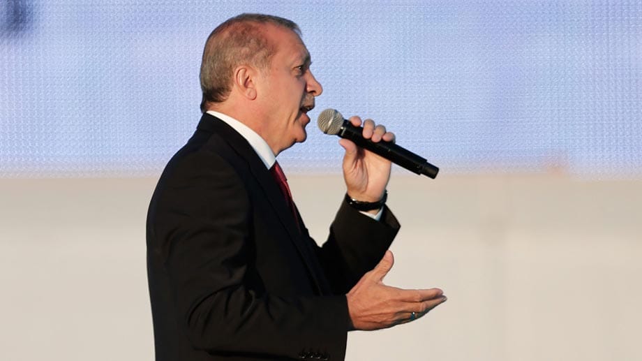 Vermeintliche Gegner werden regelmäßig beschimpft und bedroht. Die oppositionelle linksliberale HDP brachte er jüngst mit der "armenischen Lobby" und "Homosexuellen" in Verbindung. Vermeintliche Gegner werden regelmäßig beschimpft und bedroht. Die oppositionelle linksliberale HDP brachte er jüngst mit der "armenischen Lobby" und "Homosexuellen" in Verbindung.
