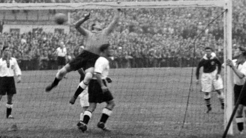 Das Stadion entstand für die Olympischen Spiele 1936. Dort fanden unter anderem die Leichtathletik-Wettbewerbe statt. Star der Spiele war US-Leichtathlet Jesse Owens mit vier Goldmedaillen. Die Fußballer trugen die Halbfinals, das Spiel um Platz 3 und das Endspiel (Italien – Österreich 2:1) vor bis zu 95.000 Zuschauern aus.