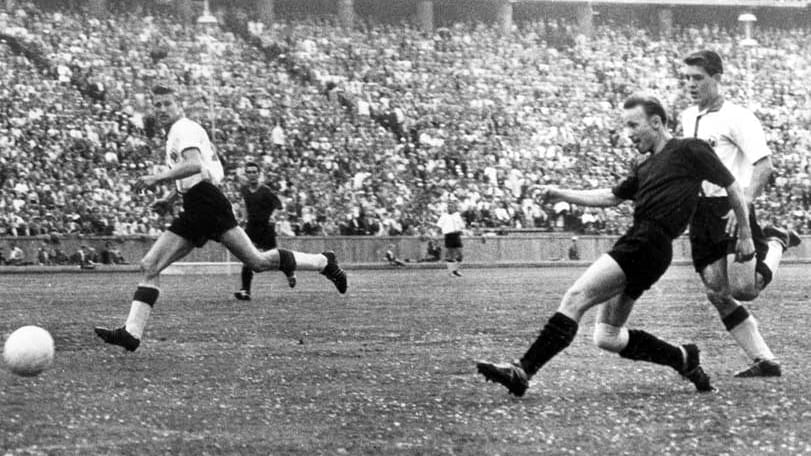 Vor Einführung der Bundesliga war das Olympiastadion mehr als ein Dutzend Mal Schauplatz der Endspiele um die deutsche Meisterschaft. Legendär ist vor allem das 5:3 n.V. von Eintracht Frankfurt gegen Kickers Offenbach im Jahr 1959.