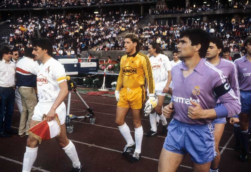 1986 hatte Köln dann ein „Heimspiel“ in Berlin. Wegen Ausschreitungen im Halbfinal-Rückspiel beim KSV Waregem (Belgien) durften die Kölner gegen Real Madrid nicht im Müngersdorfer Stadion auflaufen. Nach dem 1:5 im Final-Hinspiel bei Real kamen nur gut 16.000 Fans, der FC siegte 2:0. Das reichte nicht mehr.