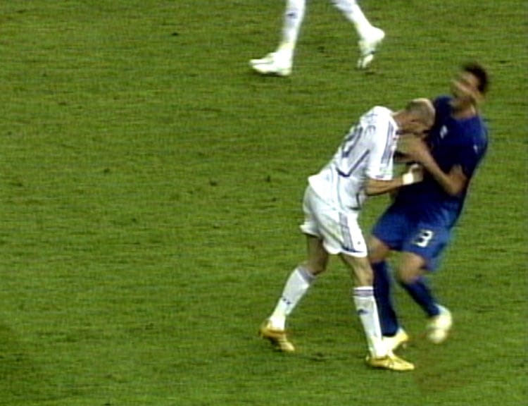 Auch das Endspiel wurde in Berlin ausgetragen. Italien setzte sich im Elfmeterschießen gegen Frankreich durch, nach 120 Minuten hatte es 1:1 gestanden. Größter Aufreger: Zinedine Zidane flog nach einem Kopfstoß gegen Marco Materazzi in der 110. Minute vom Platz.