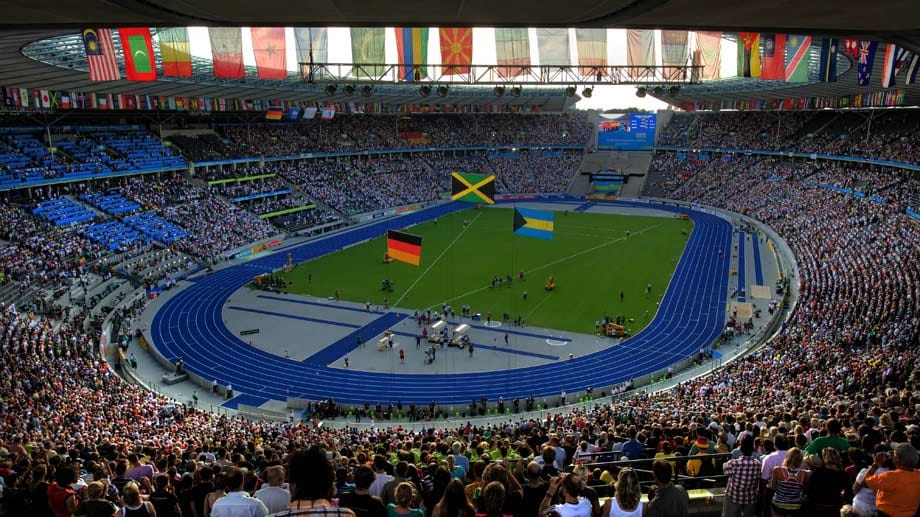 Doch das Stadion steht nicht nur für Fußball. Das ISTAF findet seit 1955 mit wenigen Ausnahmen dort statt. 1977 überquerte die DDR-Hochspringerin Rosemarie Ackermann dabei als erste Frau die zwei Meter. 2009 war das Olympiastadion Austragungsort der Leichtathletik-WM. Herbert Grönemeyer, Depeche Mode und viele andere gaben Konzerte. Gustav "Bubi" Scholz boxte 1962 um die WM. American Football gab es dank der Berlin Thunder auch...