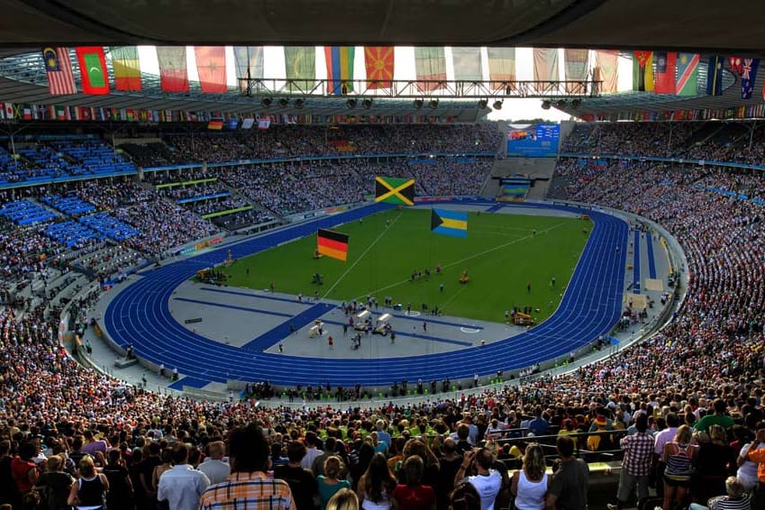 Doch das Stadion steht nicht nur für Fußball. Das ISTAF findet seit 1955 mit wenigen Ausnahmen dort statt. 1977 überquerte die DDR-Hochspringerin Rosemarie Ackermann dabei als erste Frau die zwei Meter. 2009 war das Olympiastadion Austragungsort der Leichtathletik-WM. Herbert Grönemeyer, Depeche Mode und viele andere gaben Konzerte. Gustav "Bubi" Scholz boxte 1962 um die WM. American Football gab es dank der Berlin Thunder auch...