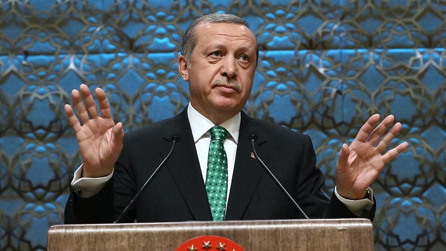 Erdogan galt vor rund zwölf Jahren als Hoffnungsträger. Doch der Begründer des Wirtschaftsbooms hat die Freiheiten der Türken mehr und mehr eingeschränkt. Erdogan galt vor rund zwölf Jahren als Hoffnungsträger. Doch der Begründer des Wirtschaftsbooms hat die Freiheiten der Türken mehr und mehr eingeschränkt.