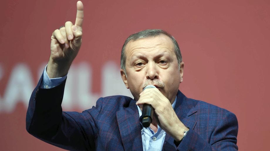 Unter dem Deckmantel des Anti-Terrorkampfes werden kritische Journalisten inhaftiert oder mit Klagen überzogen. Dutzende Schriftsteller, Redakteure und Intellektuelle wurden unter seiner Ära vor Gericht gestellt und verurteilt. Unter dem Deckmantel des Anti-Terrorkampfes werden kritische Journalisten inhaftiert oder mit Klagen überzogen. Dutzende Schriftsteller, Redakteure und Intellektuelle wurden unter seiner Ära vor Gericht gestellt und verurteilt.
