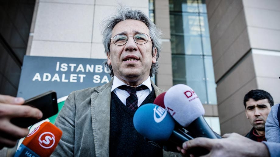 Letztes Opfer ist der berühmte Journalist Can Dündar von der regierungskritischen Zeitung "Cumhuriyet". Er hatte Aufnahmen veröffentlicht, die eine Waffenlieferung für Extremisten in Syrien aus der Türkei Anfang 2014 belegen sollen. Erdogan sagte dazu im staatlichen Fernsehen: "Er wird einen hohen Preis dafür zahlen. Ich lasse ihn nicht davonkommen". Letztes Opfer ist der berühmte Journalist Can Dündar von der regierungskritischen Zeitung "Cumhuriyet". Er hatte Aufnahmen veröffentlicht, die eine Waffenlieferung für Extremisten in Syrien aus der Türkei Anfang 2014 belegen sollen. Erdogan sagte dazu im staatlichen Fernsehen: "Er wird einen hohen Preis dafür zahlen. Ich lasse ihn nicht davonkommen".