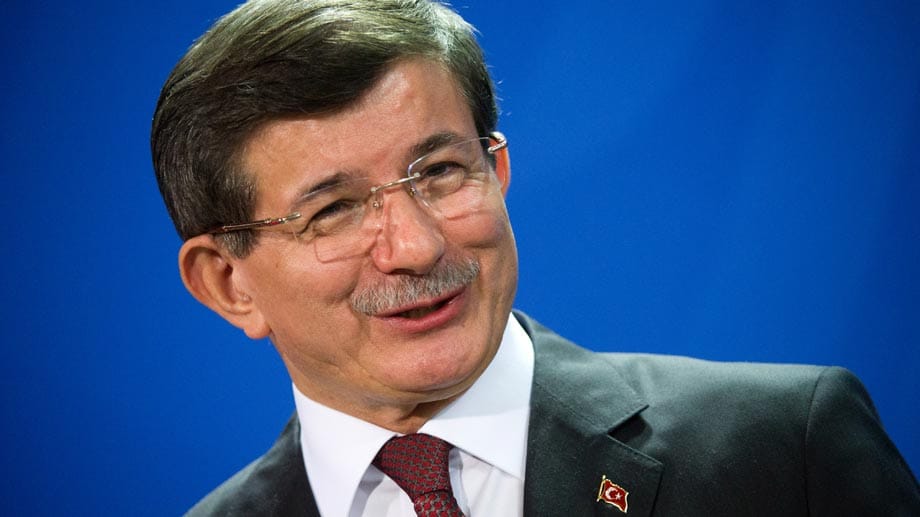 Der eigentliche Kandidat der AKP für das Amt des Ministerpräsidenten: Ex-Außenminister Ahmet Davutoglu. Er ist tief religiös, loyal und gegenwärtig der Chef der Regierungspartei. Die Richtlinien der Politik bestimmt er aber trotzdem nicht. Sein Ziel ist, für Erdogan die verfassungsgebende Mehrheit zu erreichen. Der eigentliche Kandidat der AKP für das Amt des Ministerpräsidenten: Ex-Außenminister Ahmet Davutoglu. Er ist tief religiös, loyal und gegenwärtig der Chef der Regierungspartei. Die Richtlinien der Politik bestimmt er aber trotzdem nicht. Sein Ziel ist, für Erdogan die verfassungsgebende Mehrheit zu erreichen.
