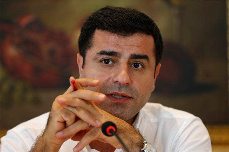 Er ist Erdogans einziger ernstzunehmender Gegner: der linksliberale HDP-Chef Selahattin Demirtas. Der wortgewandte und charismatische Politiker könnte die Machtstrukturen der Türkei verändern. "Wir werden dich nicht zum Präsidenten machen" lautet sein Wahlspruch. Er ist Erdogans einziger ernstzunehmender Gegner: der linksliberale HDP-Chef Selahattin Demirtas. Der wortgewandte und charismatische Politiker könnte die Machtstrukturen der Türkei verändern. "Wir werden dich nicht zum Präsidenten machen" lautet sein Wahlspruch.