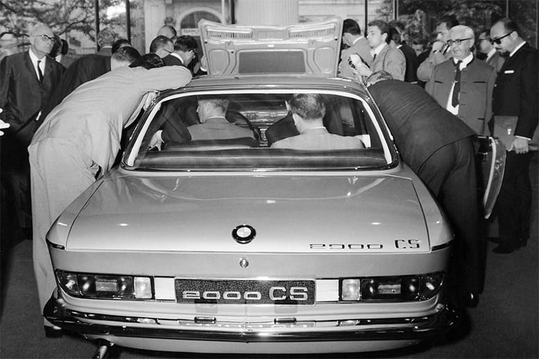 Auf der IAA im Jahr 1965 präsentierte der Münchner Autobauer den Boliden. Bis zum Produktionsende im Jahr 1970 wurden von der Baureihe 2000 C/CS nur rund 14.000 Autos verkauft. Und dennoch galt das Coupé als wichtiger Meilenstein in der BMW-Historie.