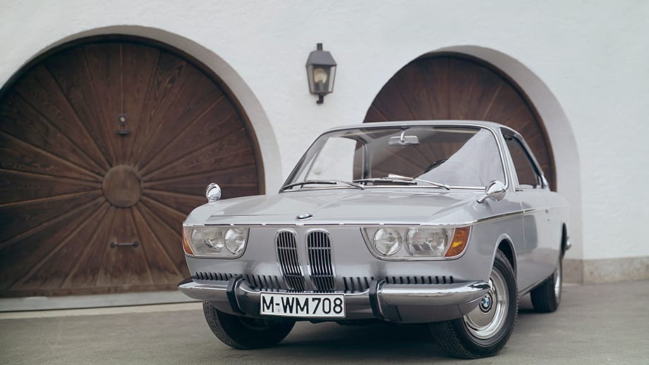 BMW-Chefdesigner Wilhelm Hofmeister hatte das BMW-Flaggschiff gezeichnet und nicht nur mit trapezförmigen Plastikabdeckungen über den Scheinwerfern einzigartige stilistische Akzente gesetzt.
