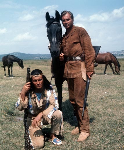 In der Rolle des Indianerhäuptlings "Winnetou" wurde Pierre Brice (li.) in den 1960er Jahren berühmt. An der Seite von Lex Barker ritt er durch die Prärie.
